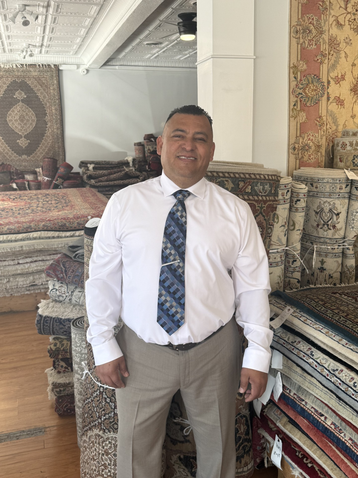 Portrait of Lester, Senior Textile Expert & Store Manager
